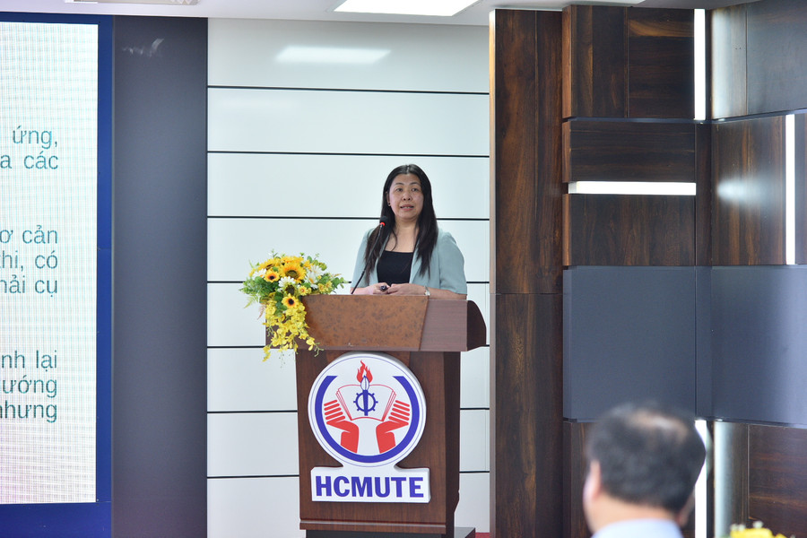 Bà Nguyễn Thị Thu Thủy, Phó Vụ trưởng Vụ Giáo dục đại học (Bộ GD&ĐT) trình bày những điểm chính của dự thảo. Ảnh: Mạnh Tùng Bà Nguyễn Thị Thu Thủy, Phó Vụ trưởng Vụ Giáo dục đại học (Bộ GD&ĐT) trình bày những điểm chính của dự thảo. Ảnh: Mạnh Tùng