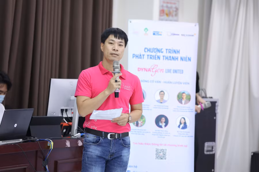 Ông Vũ Xuân Thái- Quản lý chương trình Quỹ Vì Tầm Vóc Việt giải đáp thắc mắc của các thành viên về DynaGen Live United