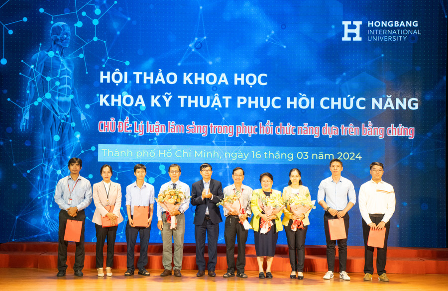 Ban chủ tọa và các báo cáo viên của hội thảo khoa học nhận hoa từ Ban tổ chức. Ảnh: HIU