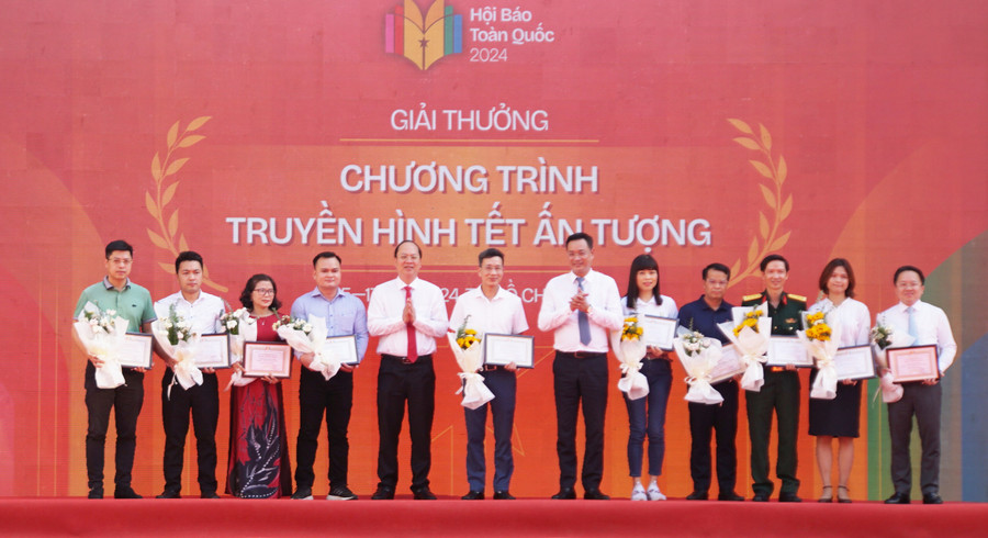 Các cơ quan báo chí đoạt giải ở hạng mục Chương trình Truyền hình Tết ấn tượng. (Ảnh: Mạnh Tùng) Các cơ quan báo chí đoạt giải ở hạng mục Chương trình Truyền hình Tết ấn tượng. (Ảnh: Mạnh Tùng)