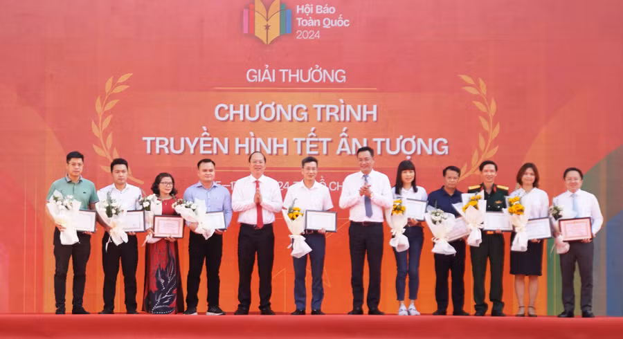 Các cơ quan báo chí đoạt giải ở hạng mục Chương trình Truyền hình Tết ấn tượng. (Ảnh: Mạnh Tùng)