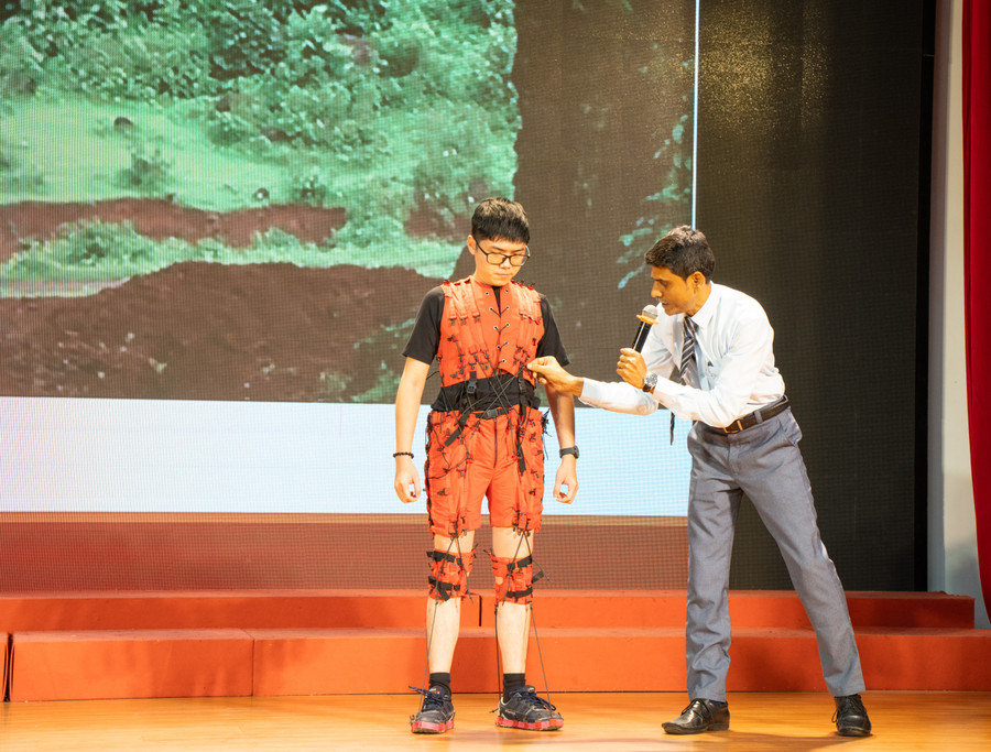 Chuyên gia quốc tế Shriram Bhat báo cáo về “Bộ đồ nhện trị liệu” dành riêng cho trẻ em - dụng cụ trợ giúp mới trong điều trị phục hồi chức năng hiện nay. Ảnh: HIU