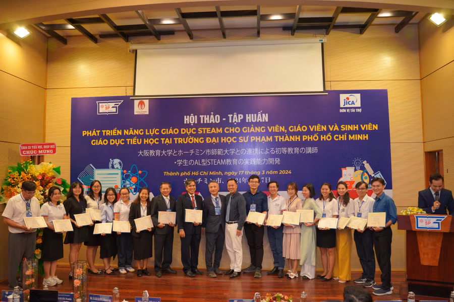 Trao giấy chứng nhận sau buổi hội thảo - tập huấn. Ảnh: NTCC