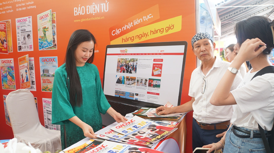 Khách tham quan gian trưng bày của Báo Giáo dục và Thời đại. (Ảnh: Mạnh Tùng)