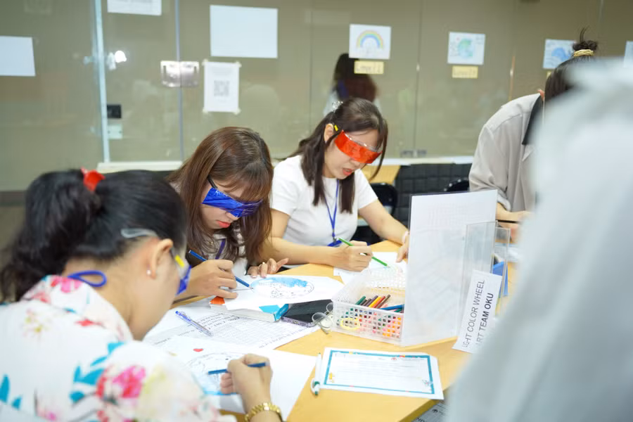 Giảng viên, giáo viên và sinh viên giáo dục tiểu học tham gia thực hành tại buổi hội thảo - tập huấn. Ảnh: NTCC