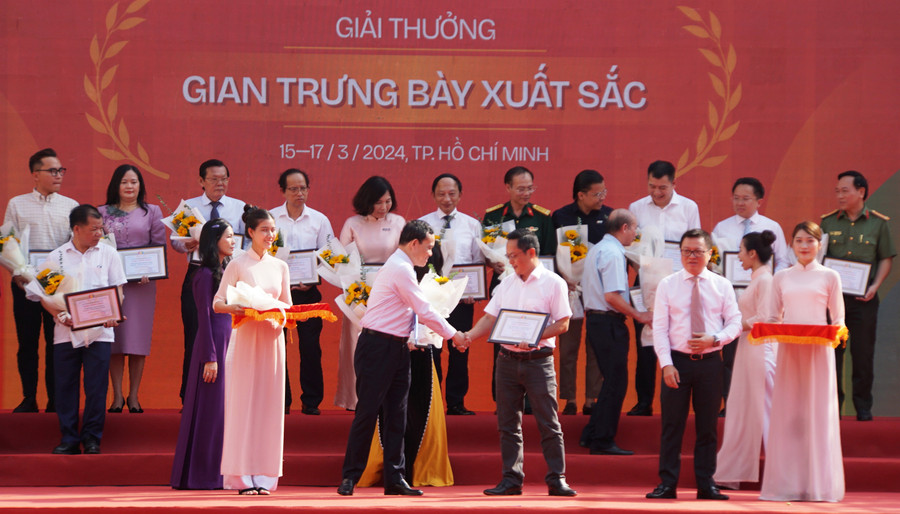Báo Giáo dục và Thời đại được trao giải B hạng mục Gian trưng bày xuất sắc tại Hội Báo toàn quốc 2024. (Ảnh: Mạnh Tùng) Báo Giáo dục và Thời đại được trao giải B hạng mục Gian trưng bày xuất sắc tại Hội Báo toàn quốc 2024. (Ảnh: Mạnh Tùng)