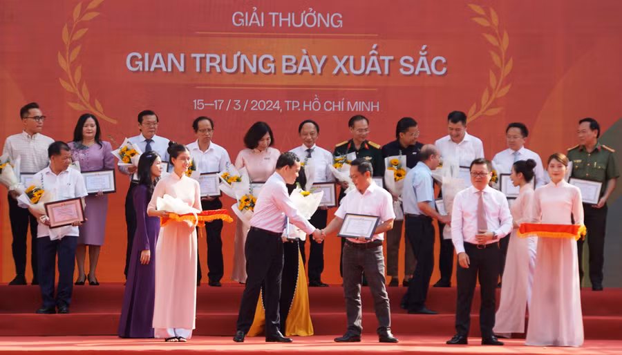 Phó Thủ tướng Trần Lưu Quang (thứ hai từ trái sang, hàng đầu tiên) trao giải B Gian trưng bày xuất sắc nhất cho đại diện Báo Giáo dục và Thời đại. (Ảnh: Mạnh Tùng)