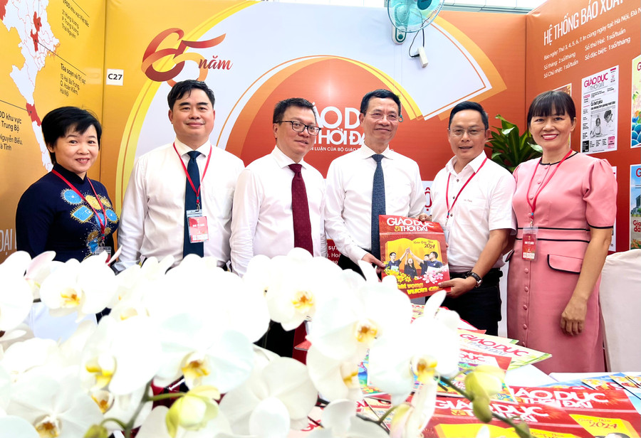 Lãnh đạo Bộ Thông tin và Truyền thông, Hội Nhà báo Việt Nam tham quan gian trưng bày Báo Giáo dục và Thời đại. (Ảnh: Minh Anh)