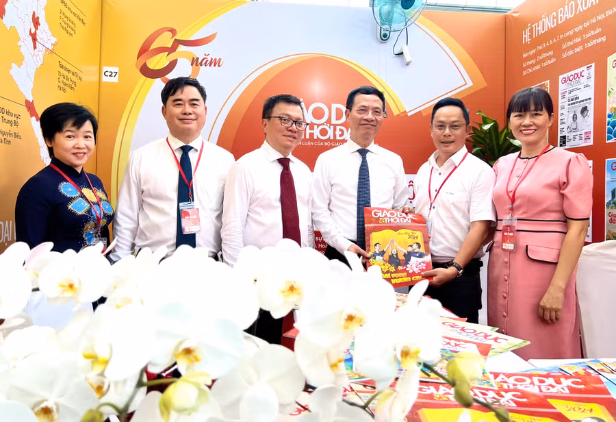 Lãnh đạo Bộ Thông tin và Truyền thông, Hội Nhà báo Việt Nam tham quan gian trưng bày Báo Giáo dục và Thời đại. (Ảnh: Minh Anh)