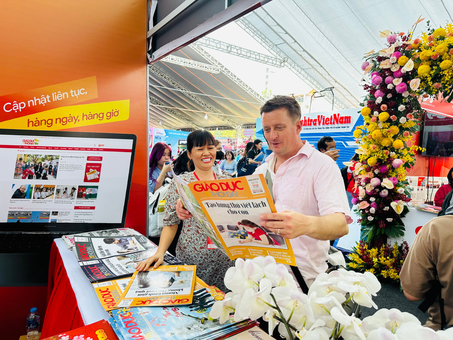 Gian trưng bày Báo Giáo dục và Thời đại tại Hội Báo toàn quốc 2024. (Ảnh: Anh Tú) Gian trưng bày Báo Giáo dục và Thời đại tại Hội Báo toàn quốc 2024. (Ảnh: Anh Tú)