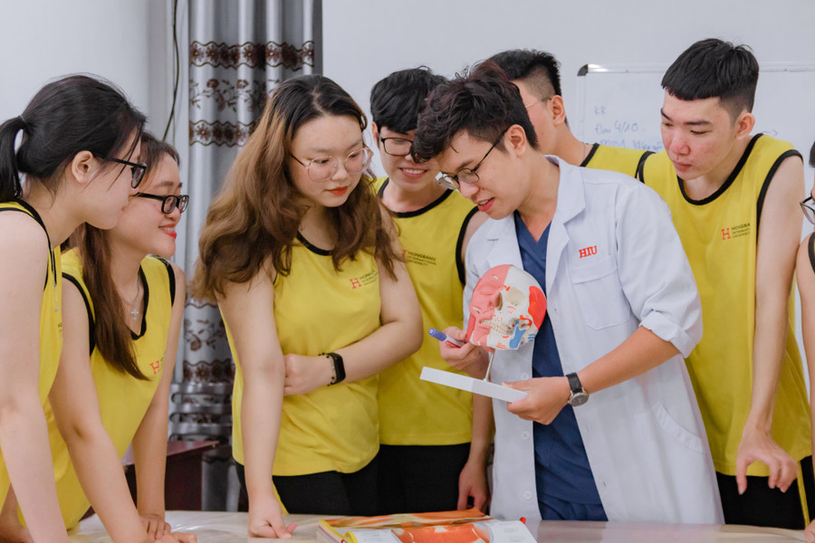 Sinh viên ngành Phục hồi chức năng HIU trong giờ học thực hành. Ảnh: HIU