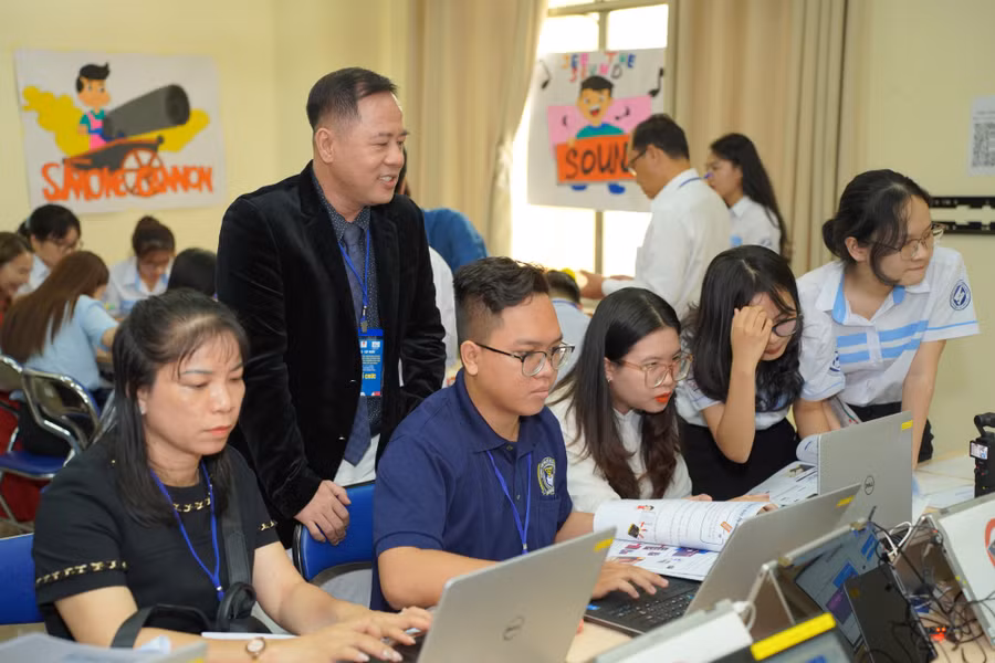 Giảng viên, giáo viên và sinh viên giáo dục tiểu học tham gia trải nghiệm thực tế. Ảnh: NTCC