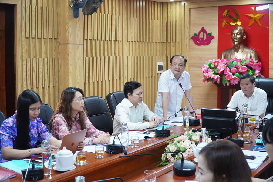 Đại diện từ ban điều hành dự án mong muốn đại biểu chia sẻ các vấn đề thực tiễn khi đưa giáo dục quyền con người vào cấp mầm non, tiểu học. Ảnh: Hồ Lài.