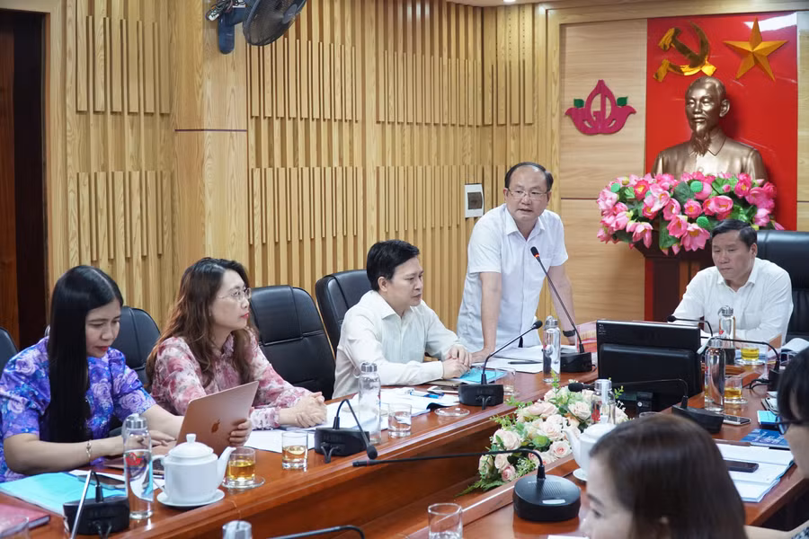 Đại diện từ ban điều hành dự án mong muốn đại biểu chia sẻ các vấn đề thực tiễn khi đưa giáo dục quyền con người vào cấp mầm non, tiểu học. Ảnh: Hồ Lài.