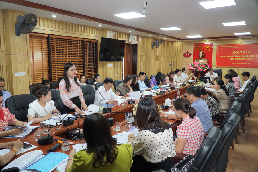 Đại biểu tham gia hội thảo trình bày nhiều tham luận, ý kiến tập trung vào nội dung và phương pháp giáo dục quyền con người ở cấp mầm non và tiểu học. Ảnh: Hồ Lài.