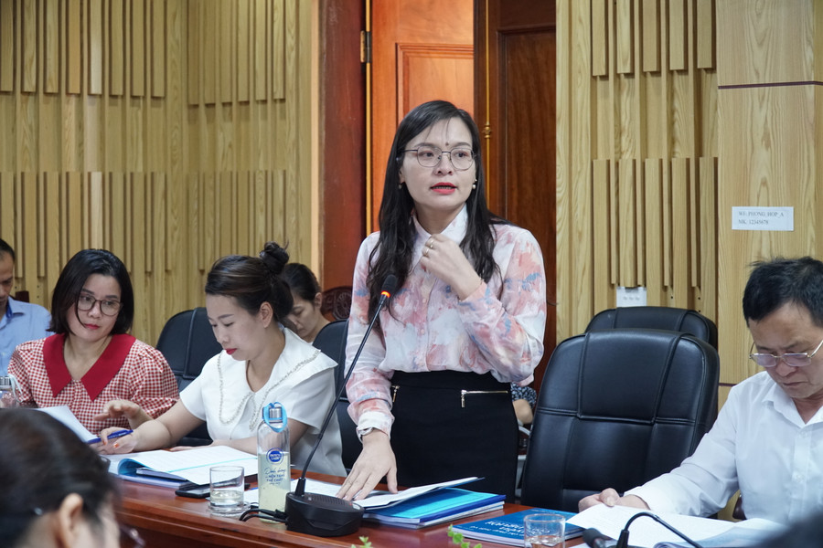 Cô Trịnh Thị Hải Yến (Trường mầm non Nghi Hoa, huyện Nghi Lộc, Nghệ An) phát biểu ý kiến tại hội thảo. Ảnh: Hồ Lài.