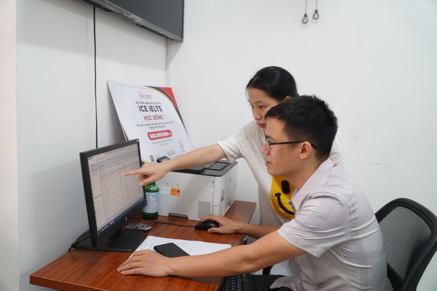 Bộ phận tuyển sinh Trường THCS Hưng Bình (TP Vinh, Nghệ An) trực để hỗ trợ học sinh đến xác nhận thay đổi nguyện vọng. Ảnh: Hồ Lài. Bộ phận tuyển sinh Trường THCS Hưng Bình (TP Vinh, Nghệ An) trực để hỗ trợ học sinh đến xác nhận thay đổi nguyện vọng. Ảnh: Hồ Lài.