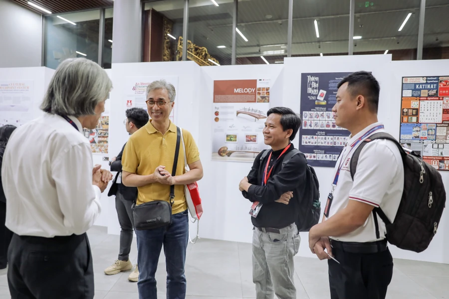 Khách tham quan trao đổi tại triển lãm "Thiết kế sáng tạo cho cộng đồng: Nâng cao hình ảnh thương hiệu địa phương". Ảnh: Trà My