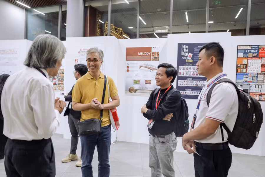 Khách tham quan trao đổi tại triển lãm "Thiết kế sáng tạo cho cộng đồng: Nâng cao hình ảnh thương hiệu địa phương". Ảnh: Trà My