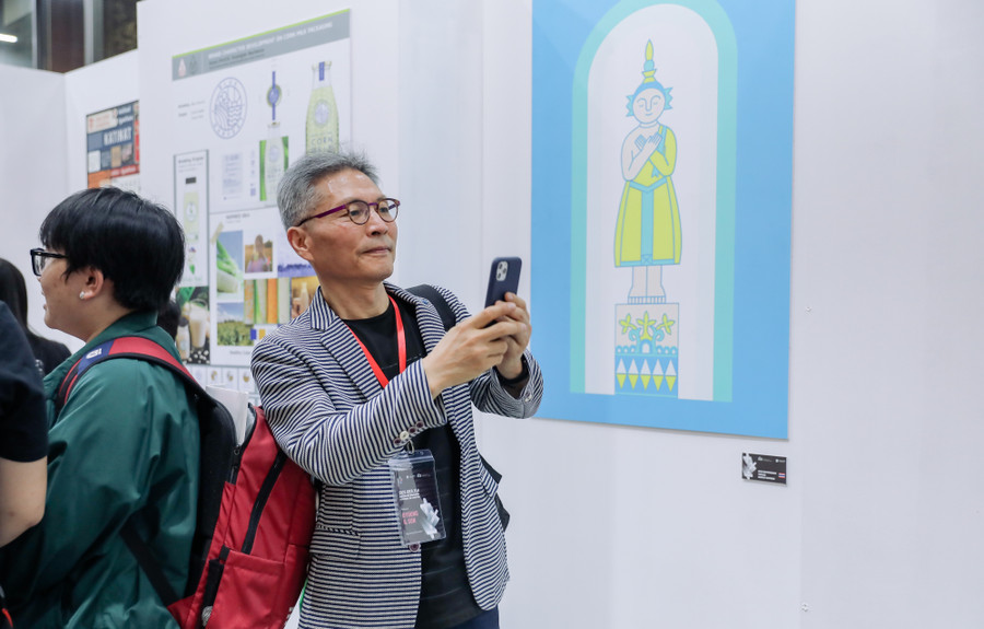 Các sản phẩm thiết kế được giới thiệu tại triển lãm. Ảnh: Trà My