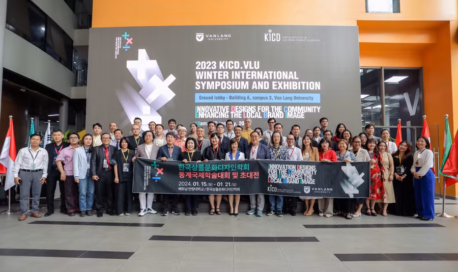 Các đại biểu là chuyên gia, giảng viên, đại diện doanh nghiệp trong ngành thiết kế tham dự triển lãm. Ảnh: Trà My.