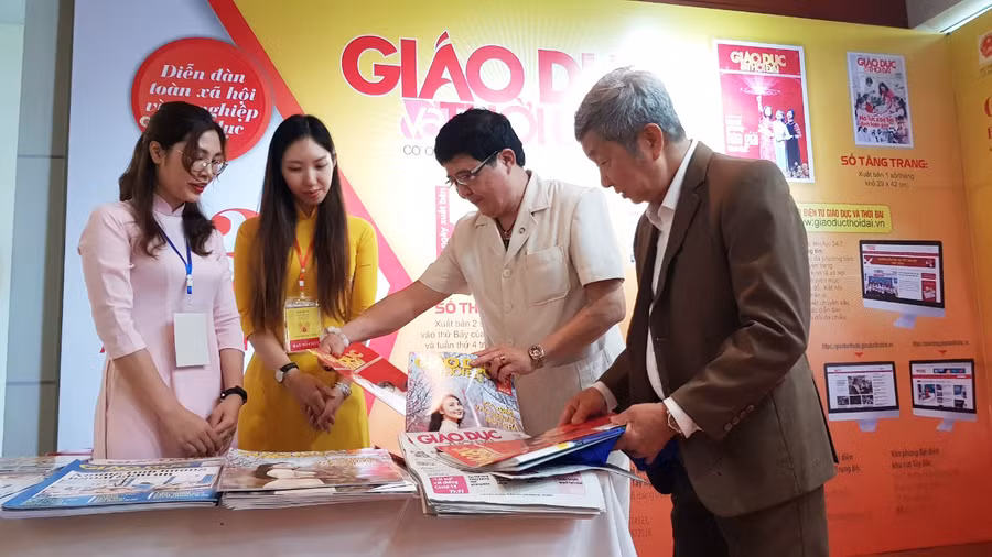 Gian trưng bày của báo Giáo dục và Thời đại nhận được sự quan tâm của đông đảo bạn đọc.