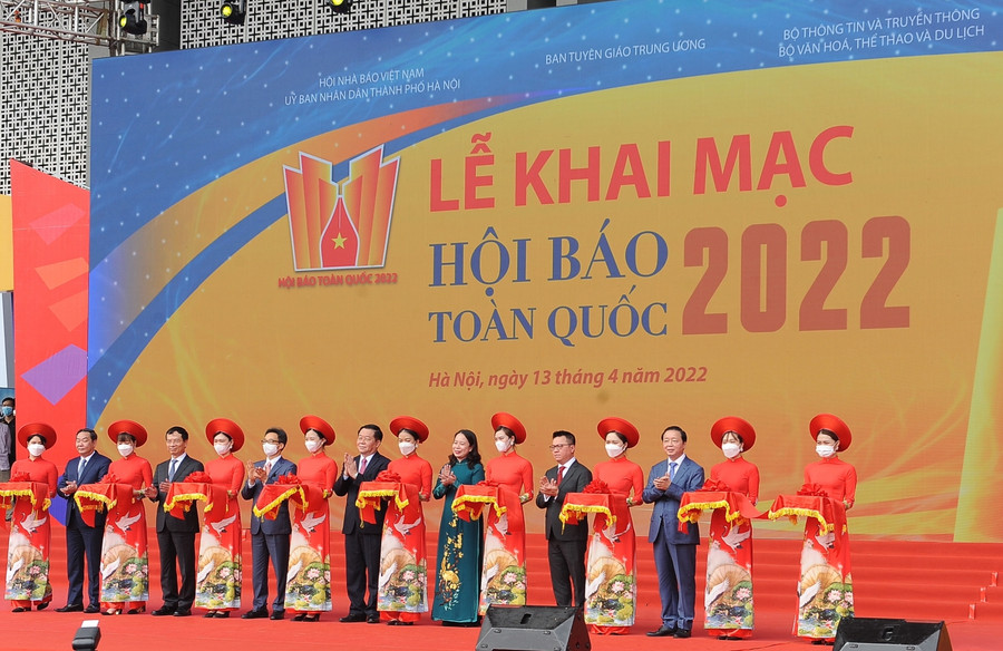 Các đại biểu cắt băng khai mạc Hội Báo toàn quốc năm 2022.