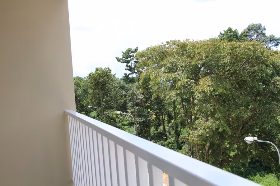 Ký túc xá Cỏ May có không gian yên tĩnh, nhiều cây xanh. Ảnh: Mạnh Tùng