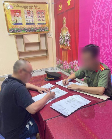 Phòng An ninh mạng và phòng, chống tội phạm sử dụng công nghệ cao làm việc với ông N.H.A.D. Ảnh: Công an TPHCM