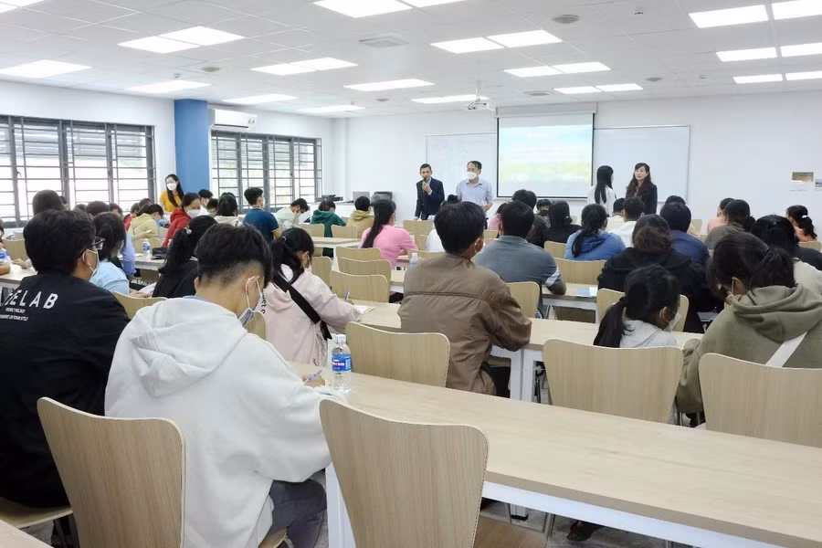 Thí sinh nghe hướng dẫn đăng ký xét tuyển và chế độ chính sách.