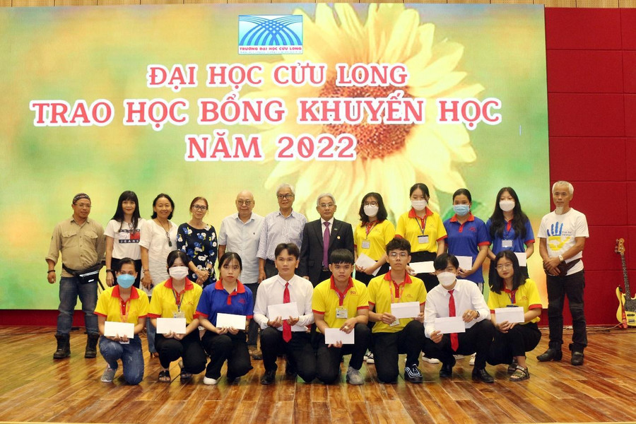 Sinh viên Trường ĐH Cửu Long nhận học bổng “Mô tô học bổng” năm 2022. Sinh viên Trường ĐH Cửu Long nhận học bổng “Mô tô học bổng” năm 2022.