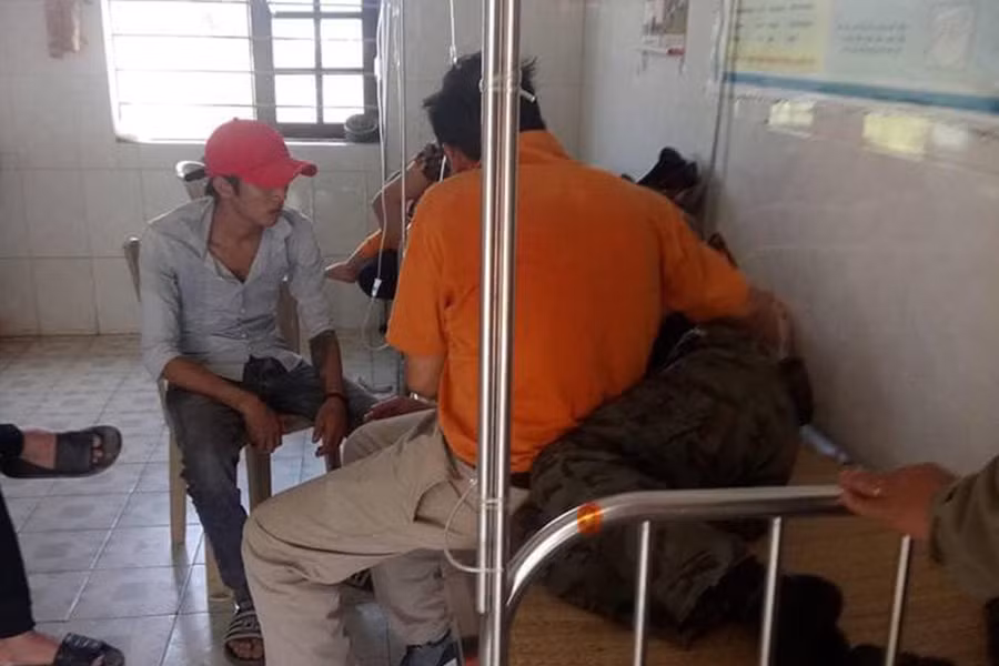 Những người bị ong đốt được đưa đến trạm y tế xã cấp cứu.