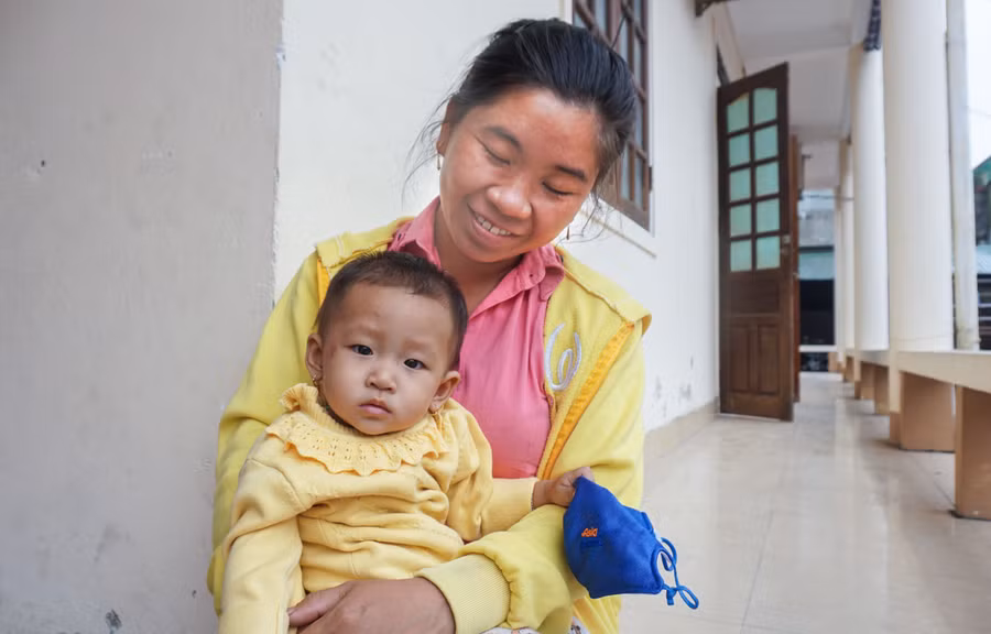 Chị Lang Thị Thanh bế theo con nhỏ vượt 100km từ huyện Quỳ Hợp xuống TP Vinh làm thủ tục hưởng trợ cấp thất nghiệp