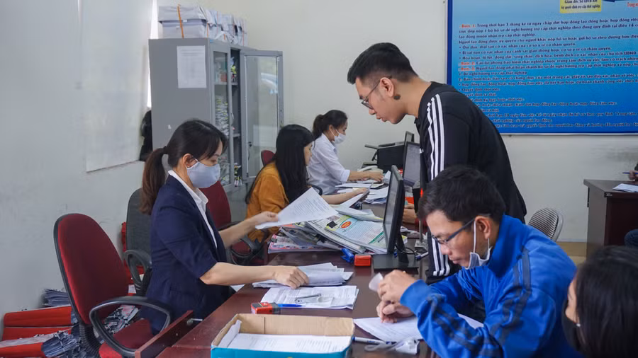Người lao động được hướng dẫn làm thủ tục giải quyết trợ cấp thất nghiệp và giới thiệu việc làm
