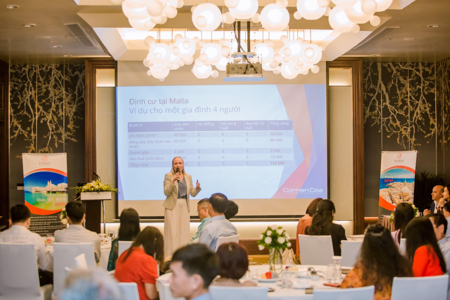 Luật sư Ekaterina Zammit thuyết trình tại Hội thảo