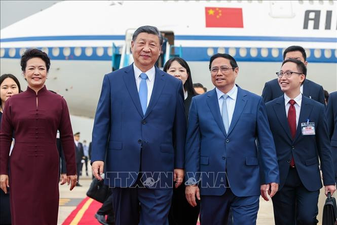 Ủy viên Bộ Chính trị, Thủ tướng Chính phủ Phạm Minh Chính đón Tổng Bí thư, Chủ tịch nước Trung Quốc Tập Cận Bình và Phu nhân tại sân bay quốc tế Nội Bài. Ảnh: Dương Giang/TTXVN Ủy viên Bộ Chính trị, Thủ tướng Chính phủ Phạm Minh Chính đón Tổng Bí thư, Chủ tịch nước Trung Quốc Tập Cận Bình và Phu nhân tại sân bay quốc tế Nội Bài. Ảnh: Dương Giang/TTXVN