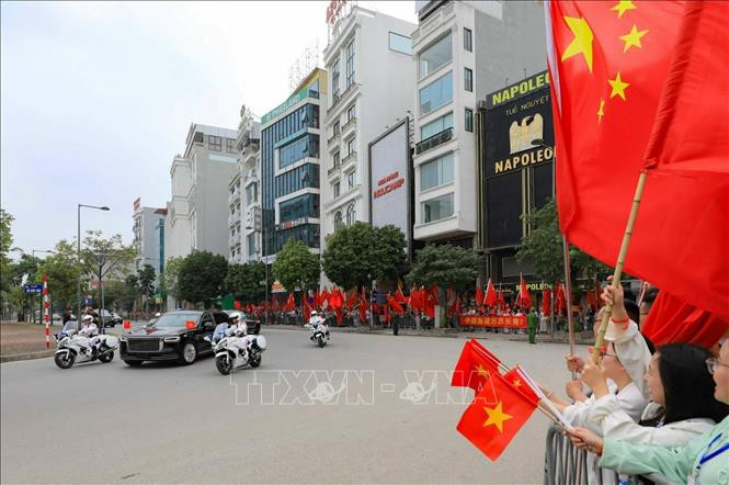 Tổng Bí thư, Chủ tịch nước Trung Quốc Tập Cận Bình và Phu nhân cùng Đoàn đại biểu cấp cao Trung Quốc đến Hà Nội, bắt đầu chuyến thăm cấp Nhà nước tới Việt Nam. Ảnh: Nhật Anh/TTXVN Tổng Bí thư, Chủ tịch nước Trung Quốc Tập Cận Bình và Phu nhân cùng Đoàn đại biểu cấp cao Trung Quốc đến Hà Nội, bắt đầu chuyến thăm cấp Nhà nước tới Việt Nam. Ảnh: Nhật Anh/TTXVN