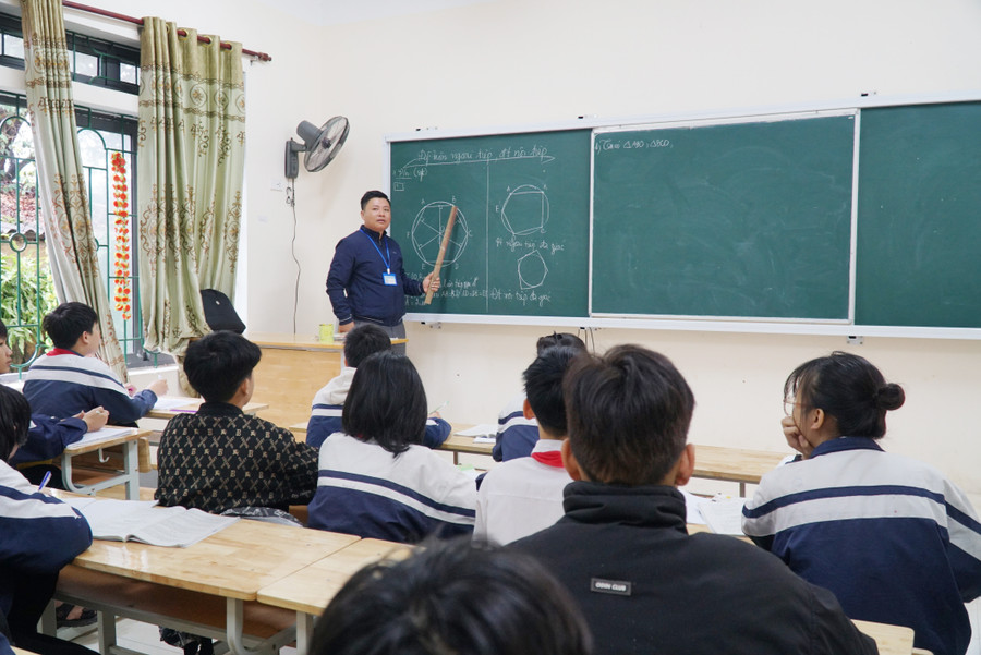 Thầy Nguyễn Đình Thanh là giáo viên được UBND thị xã Cửa Lò (Nghệ An) ký hợp đồng không xác định thời hạn, hiện công tác tại Trường THCS Nghi Thủy. Ảnh: Hồ Lài