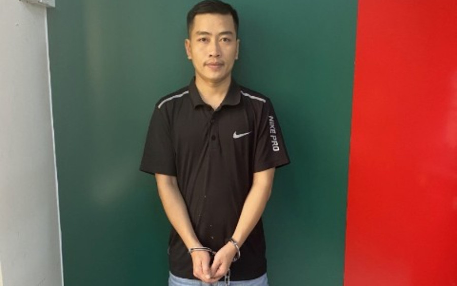 Trần Tín Hồ Anh (trái) và Hoàng Vĩnh Đông tại cơ quan điều tra. (Ảnh: Công an TPHCM)