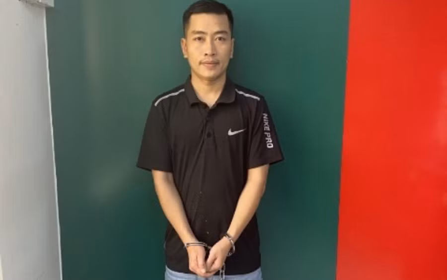 Trần Tín Hồ Anh (trái) và Hoàng Vĩnh Đông tại cơ quan điều tra. (Ảnh: Công an TPHCM)