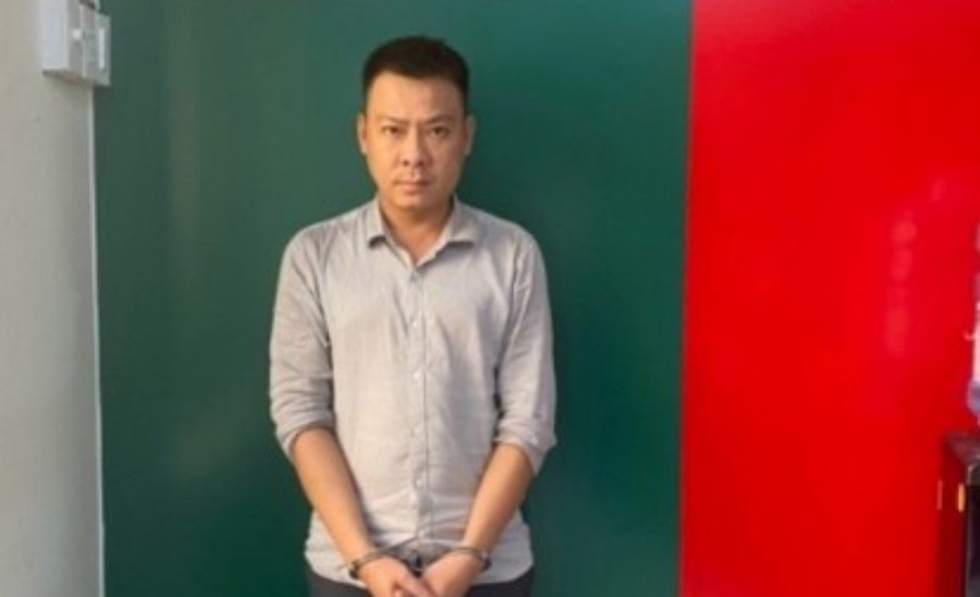 Trần Tín Hồ Anh (trái) và Hoàng Vĩnh Đông tại cơ quan điều tra. (Ảnh: Công an TPHCM)