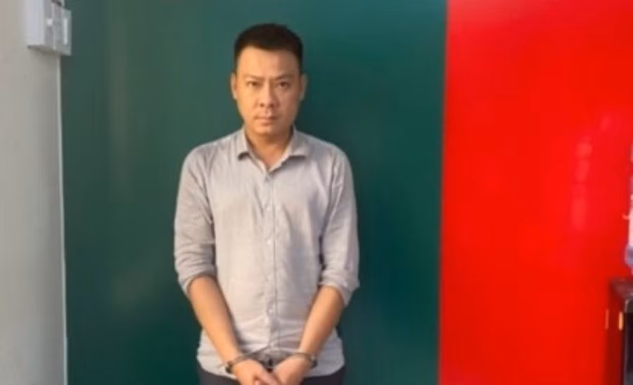 Trần Tín Hồ Anh (trái) và Hoàng Vĩnh Đông tại cơ quan điều tra. (Ảnh: Công an TPHCM)