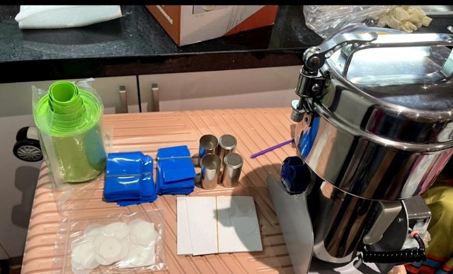 Tang vật và các máy móc thực hiện hành vi phạm tội của các đối tượng. (Ảnh: Công an TPHCM) Tang vật và các máy móc thực hiện hành vi phạm tội của các đối tượng. (Ảnh: Công an TPHCM)