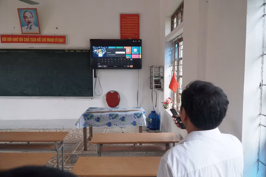 Nhờ vận động xã hội hóa, Trường PT DTBT THCS Lạng Khê đã mua sắm ti vi cho các lớp học, tạo điều kiện ứng dụng công nghệ thông tin trong giảng dạy.