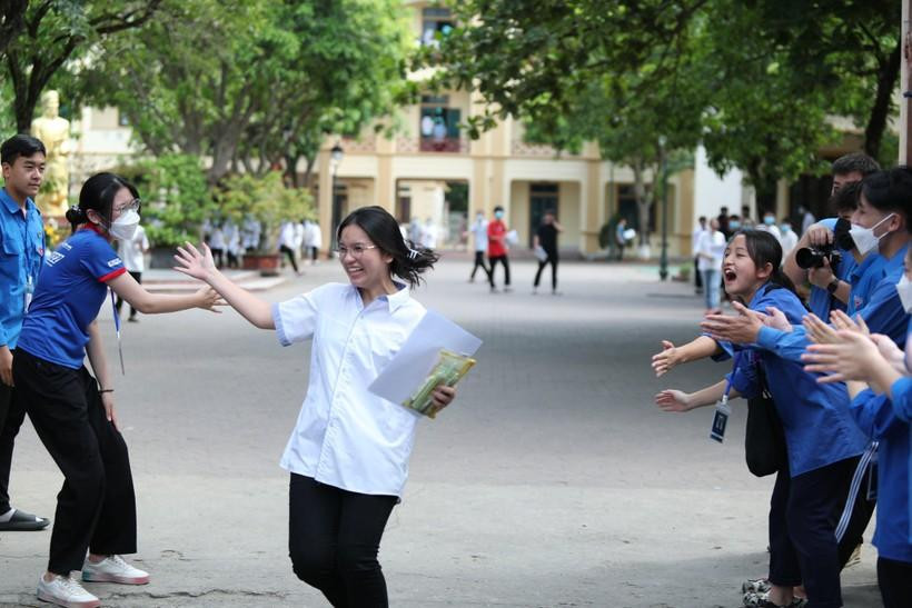 Tâm trạng vui mừng của một trong những thí sinh ra sớm tại điểm thi Trường THPT chuyên Phan Bội Châu (Nghệ An).