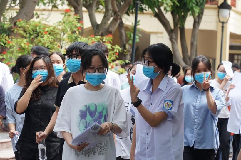 Thí sinh tại điểm thi Trường THPT chuyên Phan Bội Châu (Nghệ An) trao đổi, thảo luận sau buổi thi môn Ngữ văn.