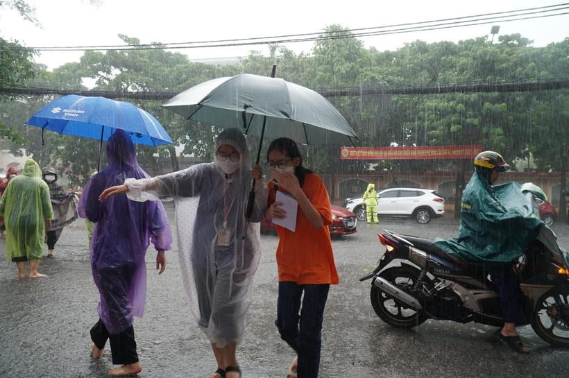 Đoàn thanh niên tình nguyện hỗ trợ, tiếp sức thí sinh trong buổi thi thời tiết mưa to, gió lớn.