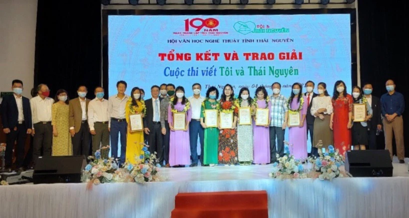 Ban tổ chức và các tác giả đạt giải Cuộc thi viết "Tôi và Thái Nguyên".