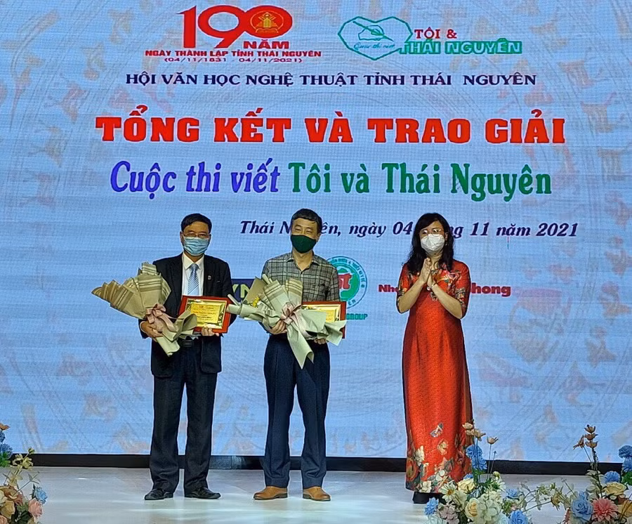 Nhà thơ Nguyễn Thúy Quỳnh, Chủ tịch Hội Văn học nghệ thuật tỉnh Thái Nguyên, Trưởng Ban tổ chức cuộc thi tặng hoa cảm ơn Ban Giám khảo