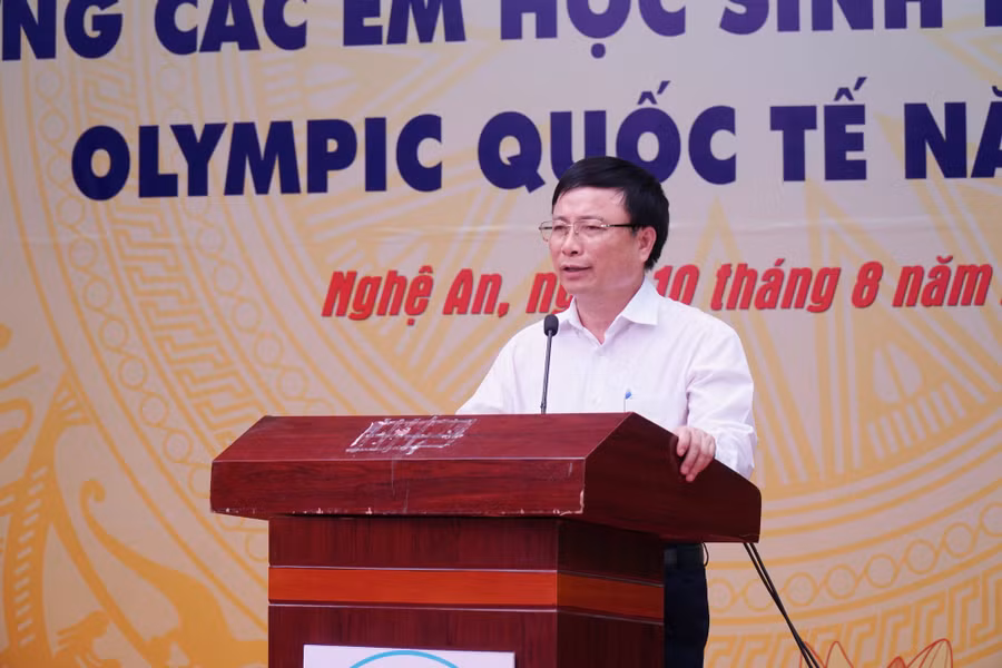 Ông Bùi Đình Long - Phó Chủ tịch UBND tỉnh Nghệ An phát biểu tại lễ gặp mặt. Ảnh: Hồ Lài.